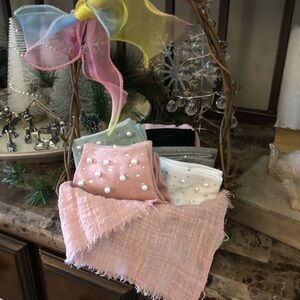 Embellished women’s socks… With basket/liner